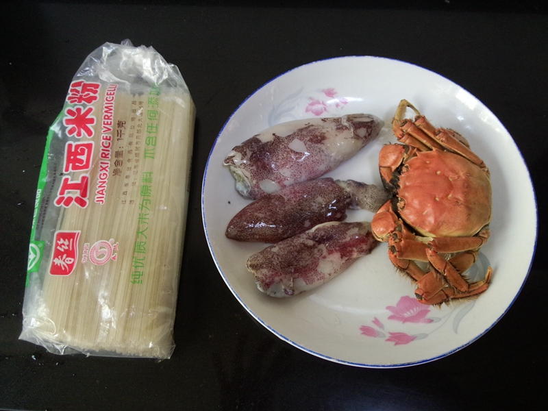 鱿鱼螃蟹煮米粉步骤1