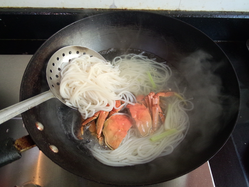 鱿鱼螃蟹煮米粉步骤8