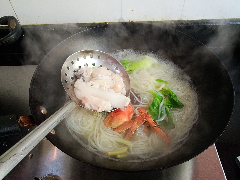 鱿鱼螃蟹煮米粉步骤10