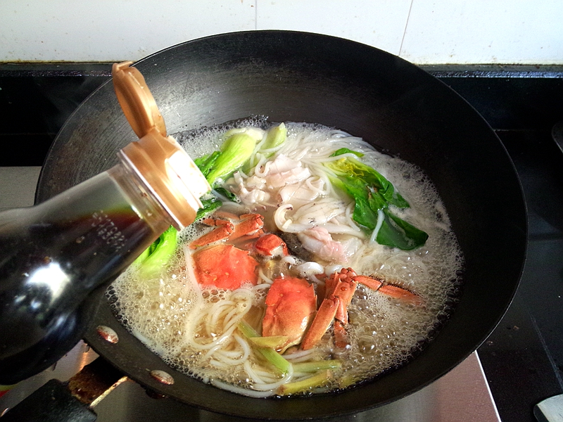 鱿鱼螃蟹煮米粉步骤12