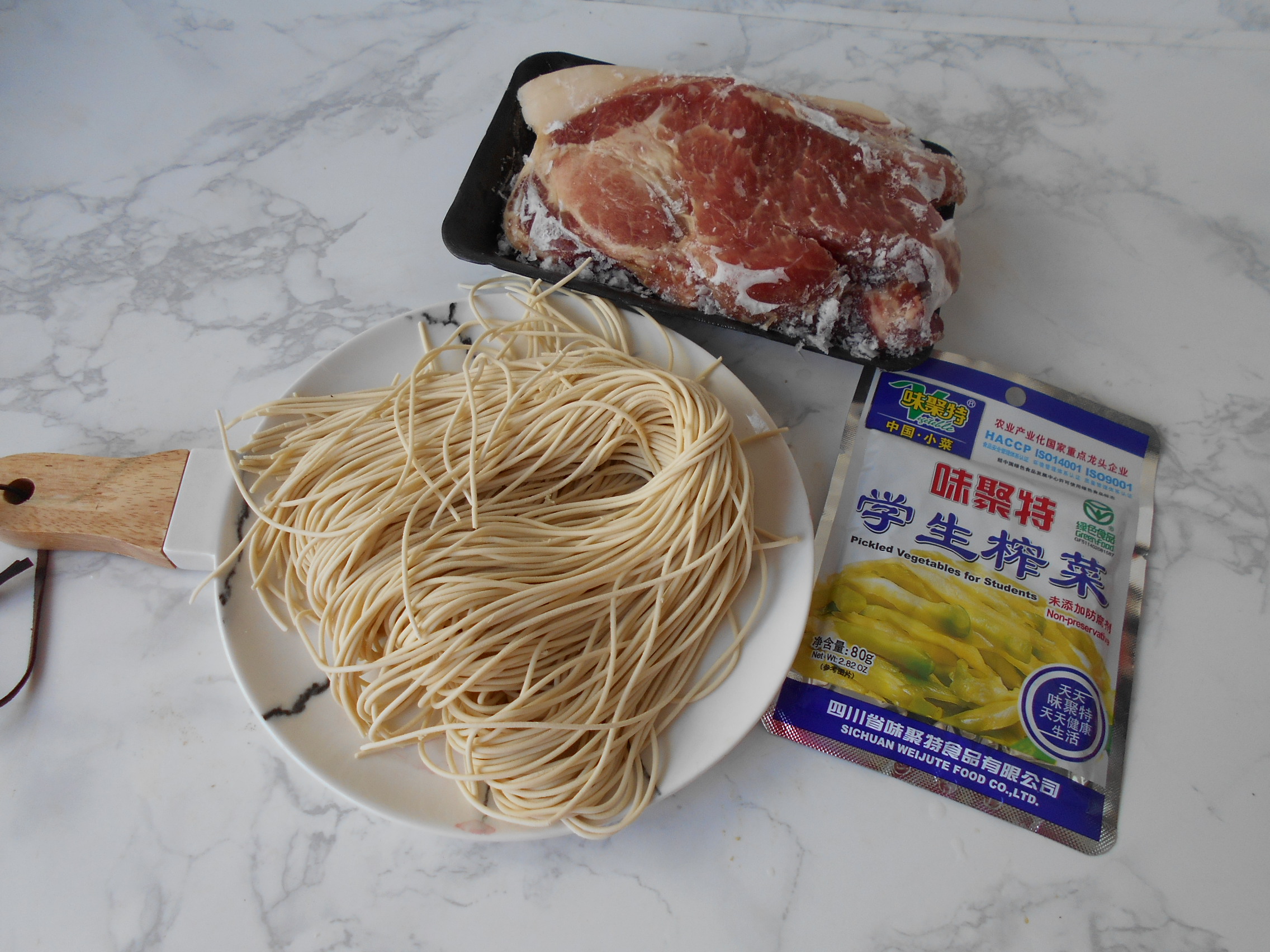 榨菜肉丝炒面步骤1