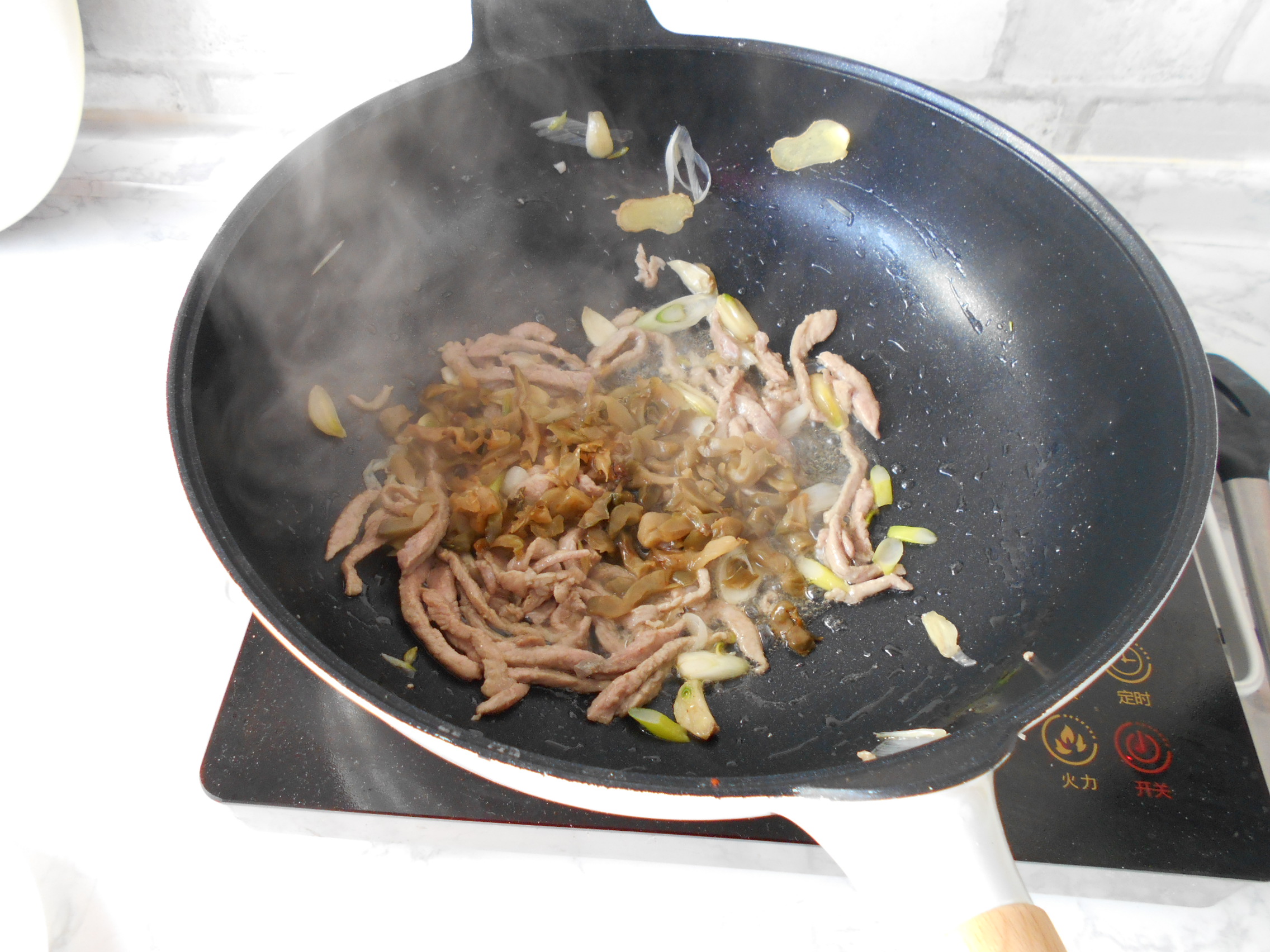 榨菜肉丝炒面步骤12
