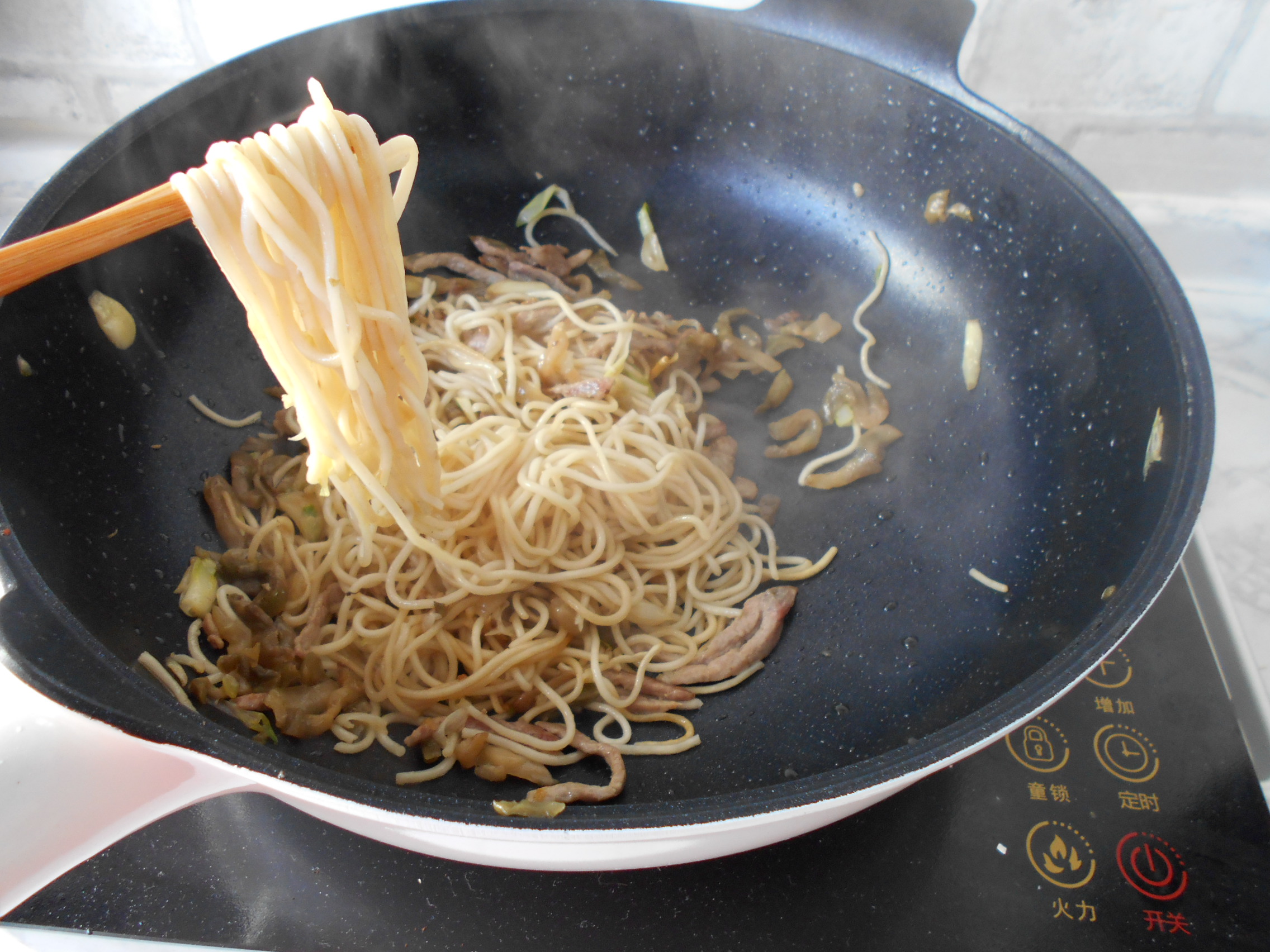 榨菜肉丝炒面步骤16