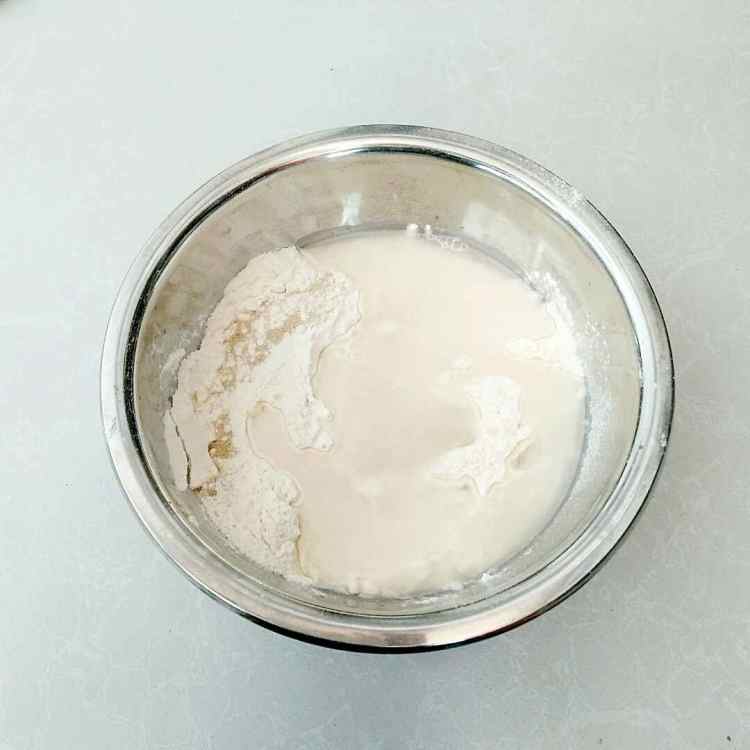 油酥金黄糖饼步骤1