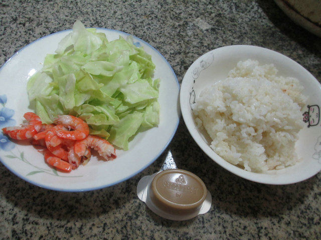 虾肉圆白菜泡饭步骤1