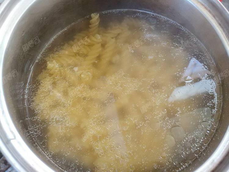 肉酱螺旋意面步骤3