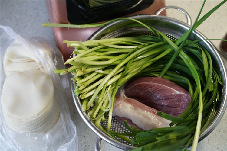酱汁韭菜馄饨步骤1