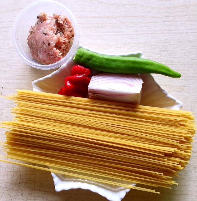 肉末拌意面步骤1