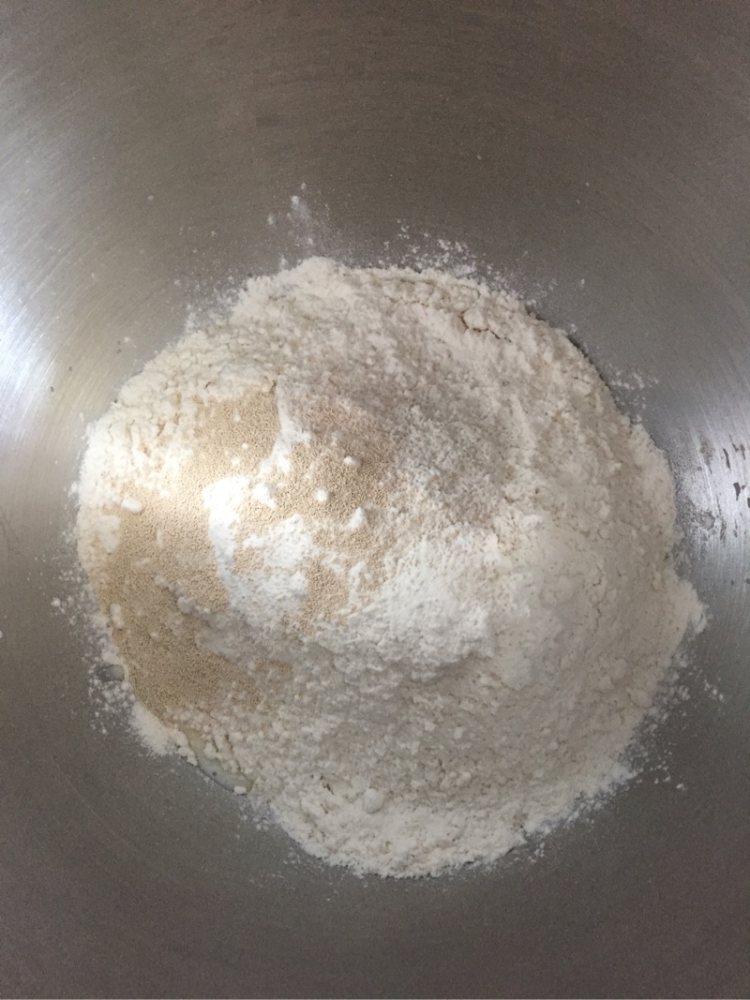 蔓越梅炼乳面包步骤1