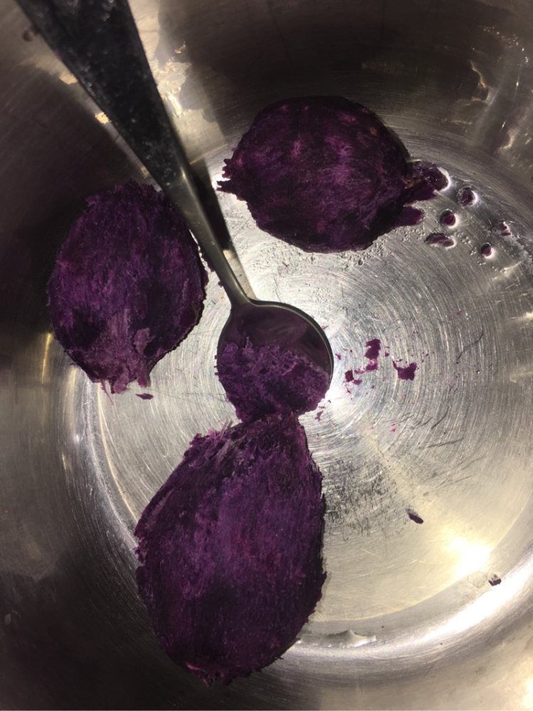 奶香紫薯玫瑰花卷步骤2