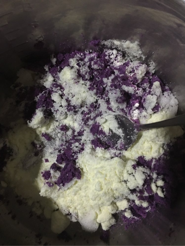 奶香紫薯玫瑰花卷步骤4
