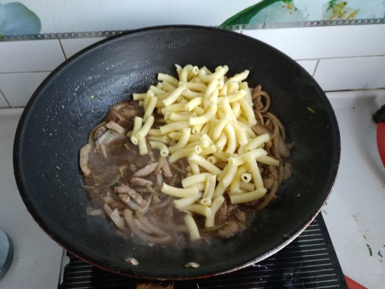 肉丝炒意大利面步骤7