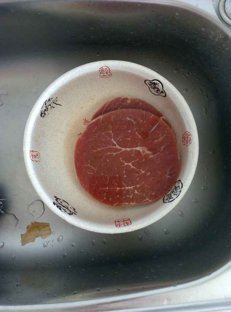 牛排炒洋葱步骤1