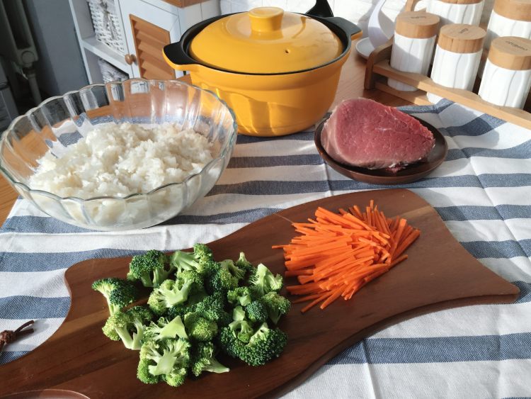 牛肉窝蛋煲仔饭步骤1