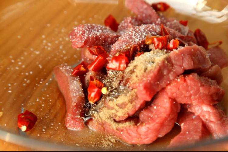 牛肉窝蛋煲仔饭步骤3