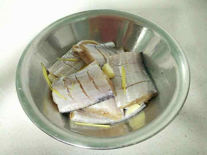 蒜香椒盐带鱼步骤3