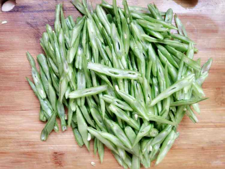 肉沫炒四季豆步骤2