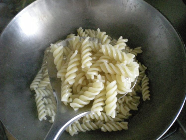 番茄酱蔬菜拌意面步骤6