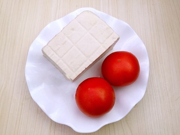 西红柿烩豆腐步骤1