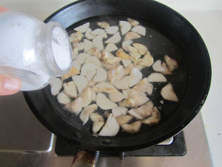 菱角炒鸡片步骤2