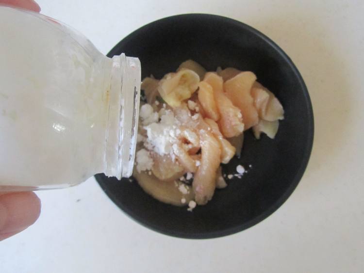 菱角炒鸡片步骤3