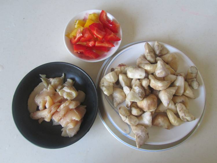 菱角炒鸡片步骤1