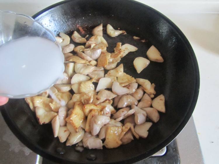 菱角炒鸡片步骤7