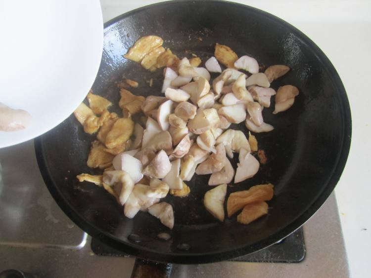 菱角炒鸡片步骤5