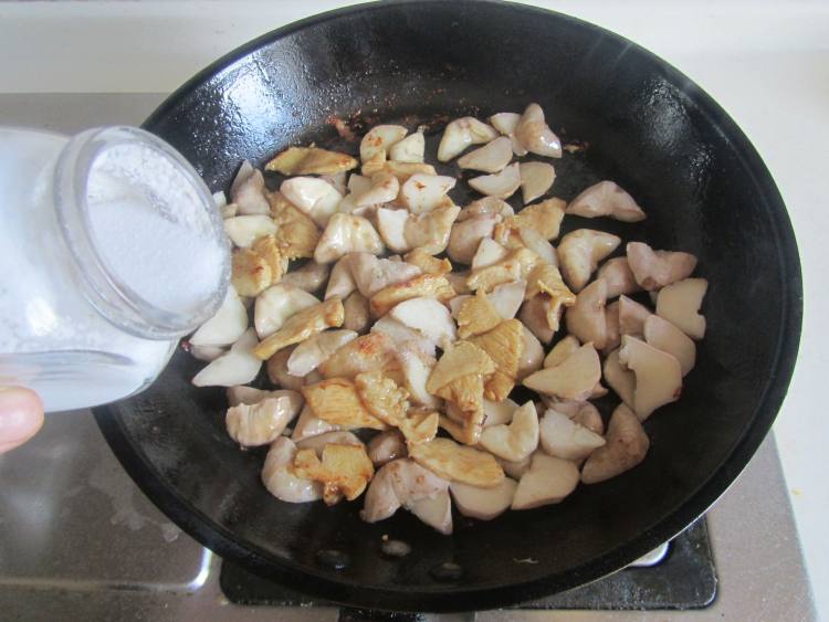 菱角炒鸡片步骤6