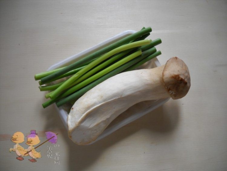 蒜香杏鲍腊肉鱼面步骤1