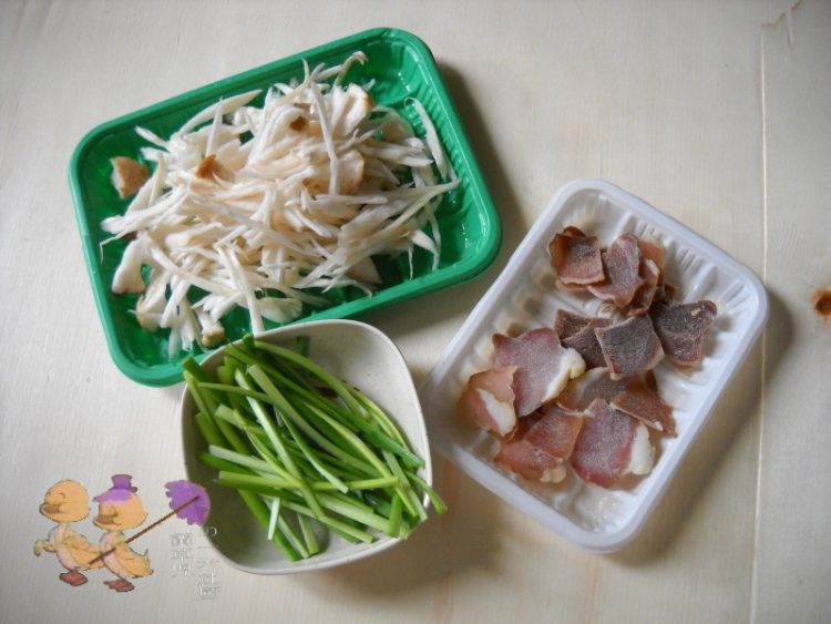 蒜香杏鲍腊肉鱼面步骤2