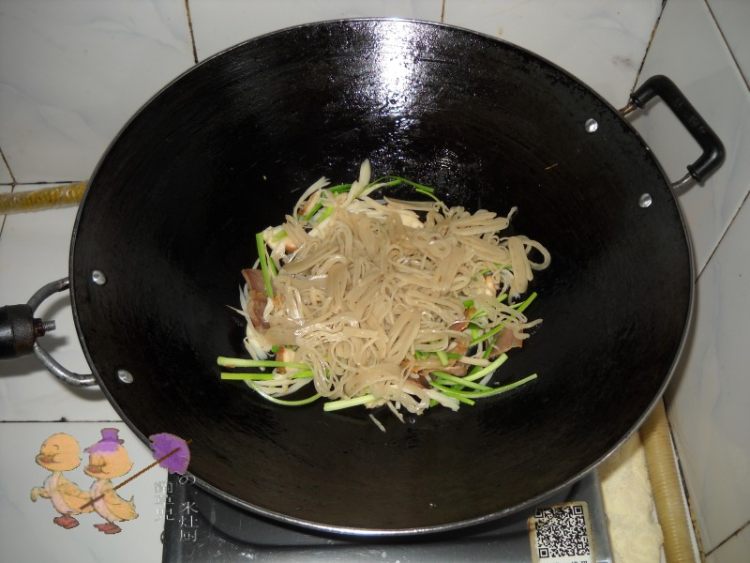 蒜香杏鲍腊肉鱼面步骤7