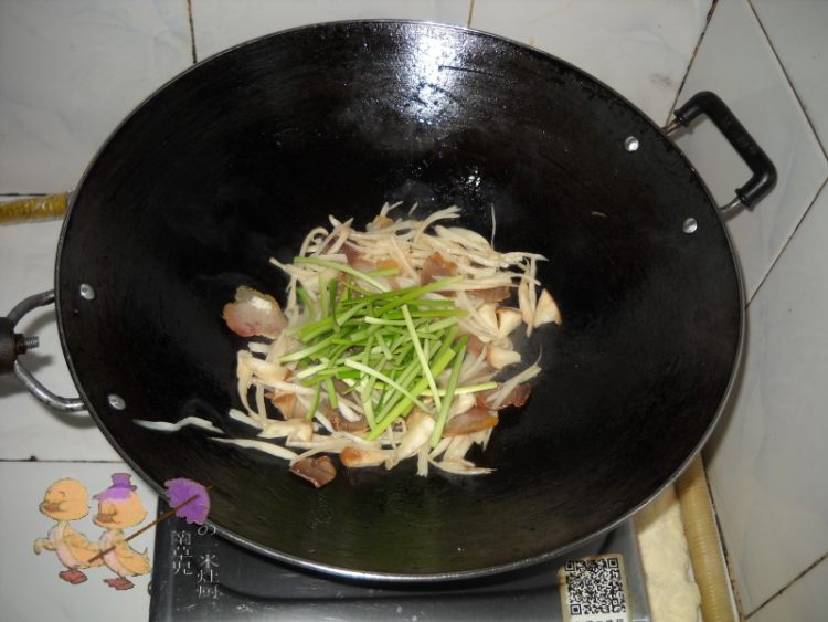 蒜香杏鲍腊肉鱼面步骤6