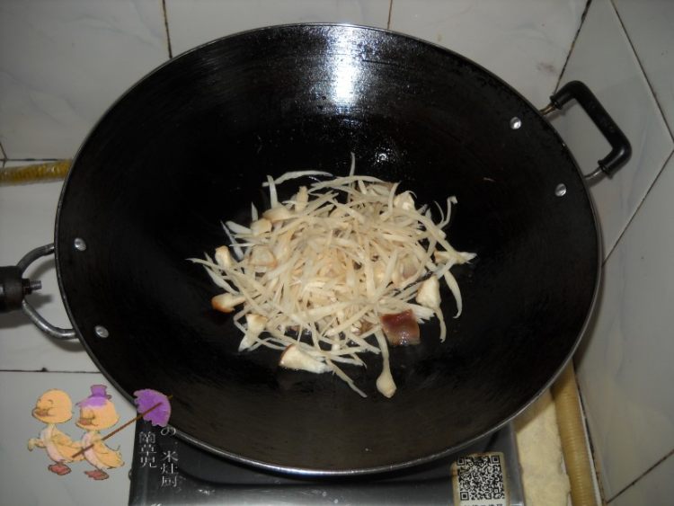 蒜香杏鲍腊肉鱼面步骤5