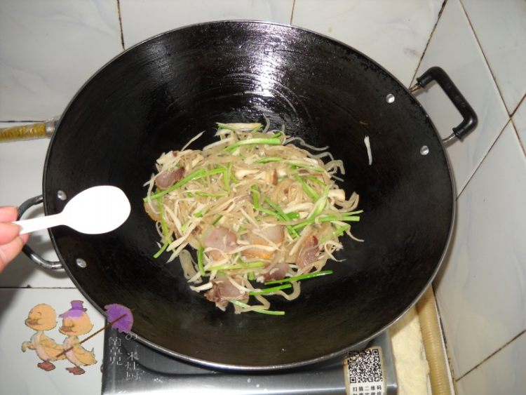 蒜香杏鲍腊肉鱼面步骤8
