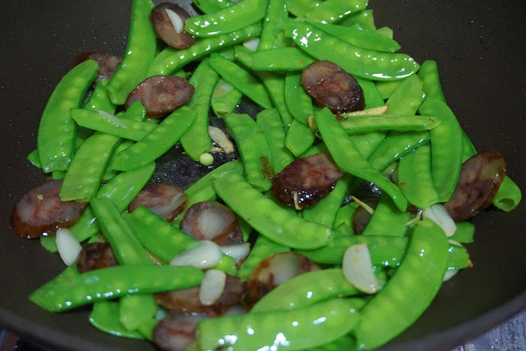 腊肠炒扁豆步骤3