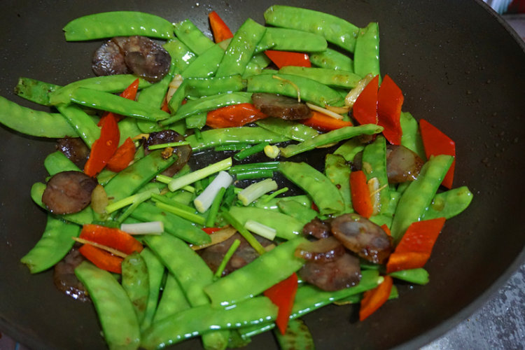 腊肠炒扁豆步骤4