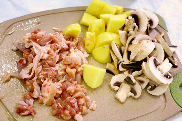 土豆蘑菇鸡肉饭步骤1