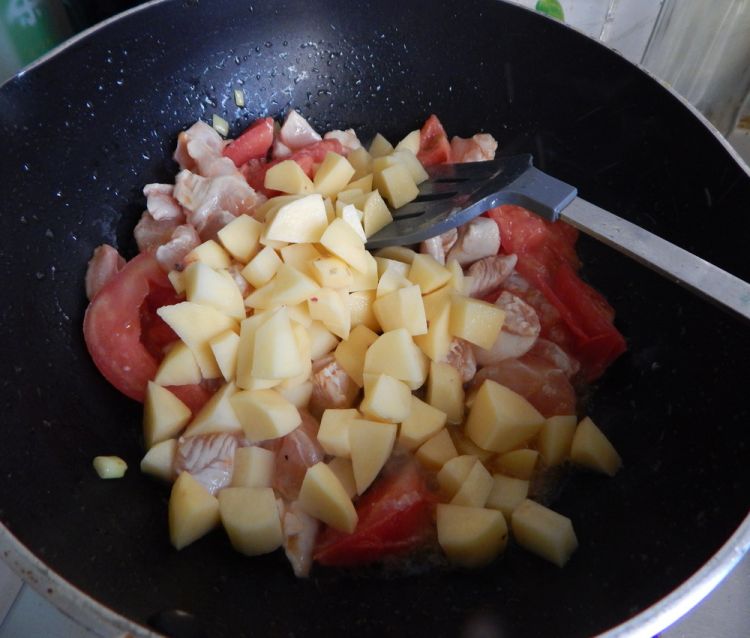 番茄土豆营烧鸡丁步骤8