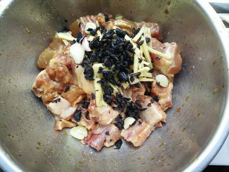 豆豉排骨蒸土豆步骤4