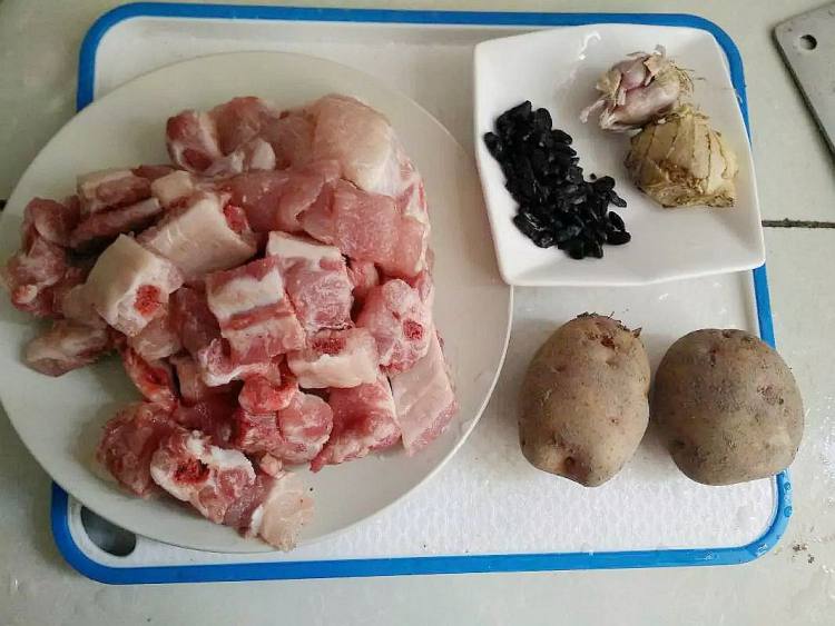 豆豉排骨蒸土豆步骤1