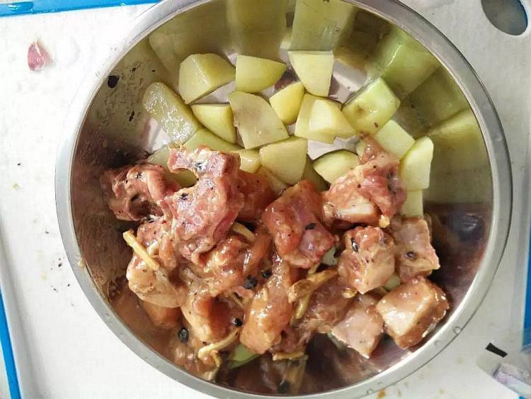 豆豉排骨蒸土豆步骤5