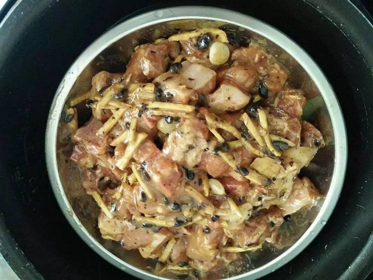 豆豉排骨蒸土豆步骤6