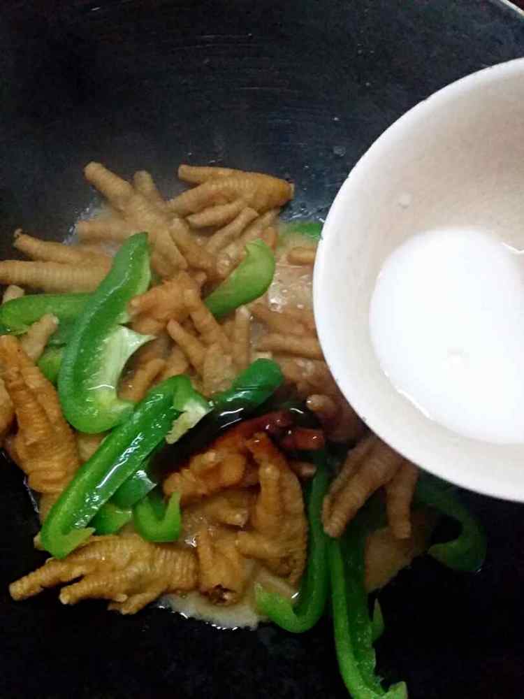 圆椒炒凤爪步骤6