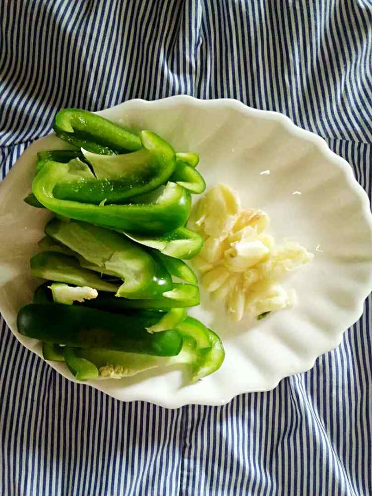 圆椒炒凤爪步骤2