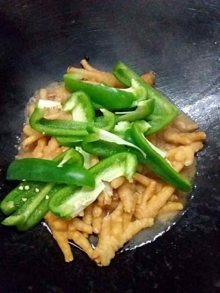 圆椒炒凤爪步骤5
