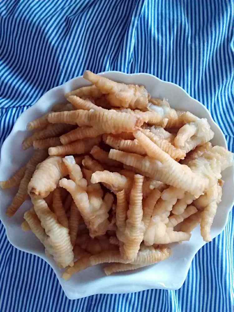圆椒炒凤爪步骤1