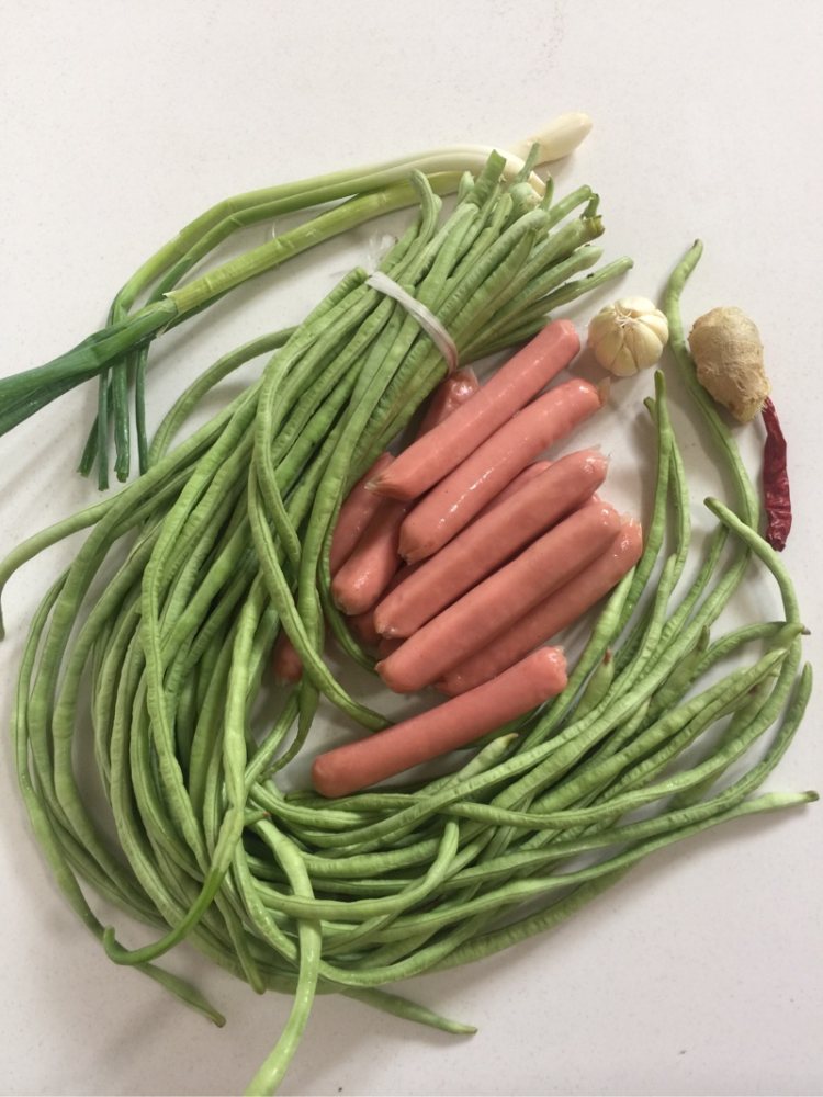 豇豆炒烤肠步骤1
