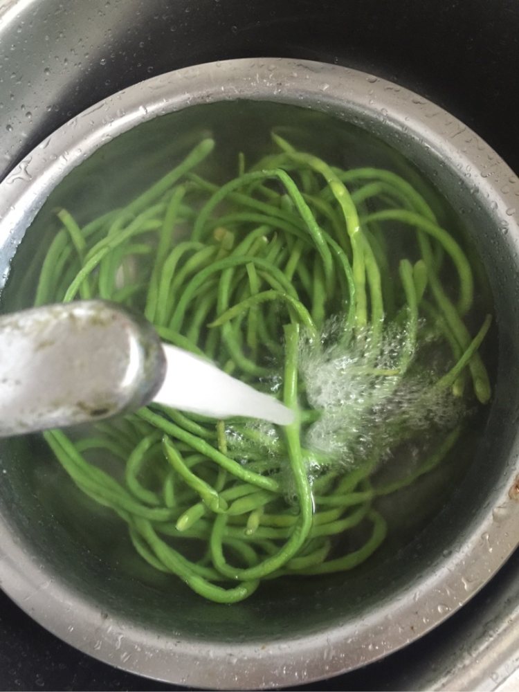 豇豆炒烤肠步骤3