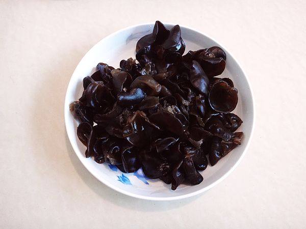 洋葱番茄炒木耳步骤2
